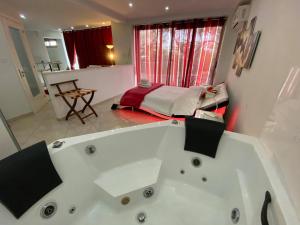 y baño con bañera blanca grande. en Mesogios House Suites en Lárnaca