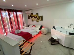 1 dormitorio con 1 cama y lavamanos. en Mesogios House Suites, en Lárnaca