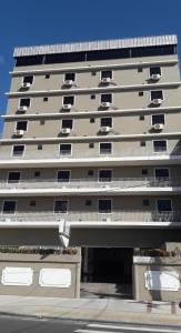 un edificio alto y blanco con muchas ventanas. en Hotel Sempre Executive, en Salvador