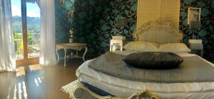 - une chambre avec un grand lit et un bol dans l'établissement Straszny Dwór, à Zakopane