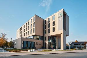 奥尔登堡Jugendherberge Oldenburg Mitgliedschaft erforderlich的街边的一栋大楼