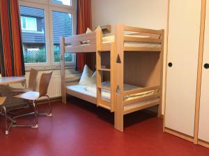 Katil dua tingkat atau katil-katil dua tingkat dalam bilik di Jugendherberge Heide