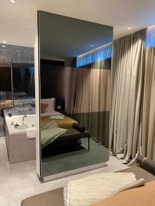 Postel nebo postele na pokoji v ubytování Korpa Deli Rooms SPA