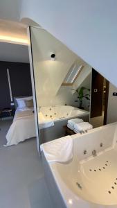 Postel nebo postele na pokoji v ubytování Korpa Deli Rooms SPA
