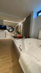 Postel nebo postele na pokoji v ubytování Korpa Deli Rooms SPA