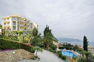 O vedere a piscinei de la sau din apropiere de Hotel Metropol