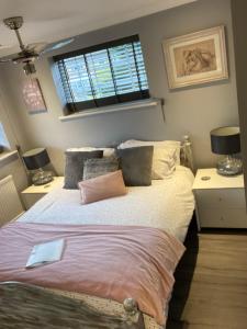 Una cama o camas en una habitación de Wisteria House Perfect for contractors & Business
