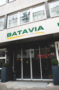 un edificio con un cartel que lee Batavia en Rugs Hotel Düsseldorf en Düsseldorf