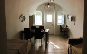Un comedor con una mesa y sillas en una habitación. en Casa Sigala cave, en Oia 38 fotos más