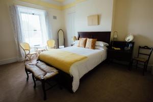 A bed or beds in a room at Tom Blake House