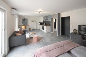 ein Schlafzimmer mit einem Sofa und ein Wohnzimmer in der Unterkunft Claes Weinquartier - Weingut Claes Schmitt Erben in Trittenheim