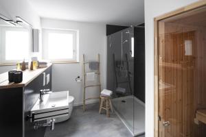 Koupelna v ubytování Claes Weinquartier - Appartements & Wine by Niko Schmitt