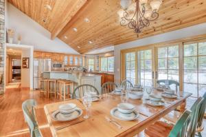 Gallery image of Oregon Loop 36 - Meredith Lodging in Sunriver +37 photos