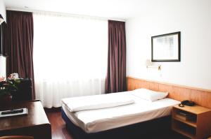 Postel nebo postele na pokoji v ubytování Rugs Hotel Düsseldorf