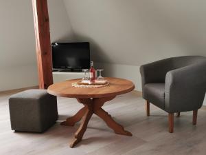 a coffee table and two chairs in a living room at Apartament Z Widokiem in Polanica-Zdrój