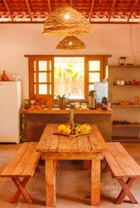 Casa do CAMPO Atins com super Conforto في أتينز: طاولة خشبية عليها فاكهة في مطبخ