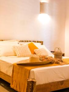 dwa łóżka z białą pościelą i lampką na ścianie w obiekcie Casa do CAMPO Atins com super Conforto w mieście Atins