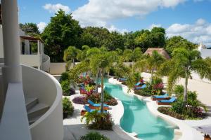 uma vista aérea de uma piscina de resort com cadeiras e palmeiras em Blue Palm Bacalar em Bacalar