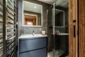 Vonios kambarys apgyvendinimo įstaigoje Apartment Wapa Alpe d'Huez - by EMERALD STAY