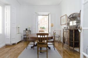 ein Esszimmer mit einem Tisch und Stühlen in der Unterkunft Apartamento Paseo del Prado II en Madrid in Madrid