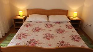 una camera con un letto con due lampade su due tavoli di Apartments Trupec a Malinska