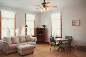a living room with a couch and a table at Auberge Carpe Diem in Baie-Saint-Paul