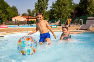 Afbeelding uit fotogalerij van Camping de la Bageasse in Brioude +54 foto's