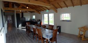 eine Küche und ein Esszimmer mit Tisch und Stühlen in der Unterkunft De Maplerik in Oirlo
