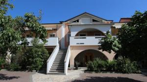 ein Gebäude mit einer Treppe davor in der Unterkunft Apartments Kirinčić in Sveti Vid-Miholjice