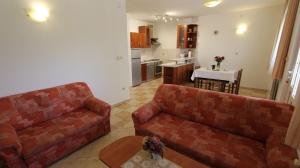 Ein Sitzbereich in der Unterkunft Apartments Kirinčić