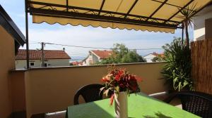 Ein Balkon oder eine Terrasse in der Unterkunft Apartments Kirinčić