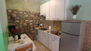Küche/Küchenzeile in der Unterkunft Apartments Kirinčić