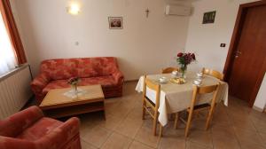 Ein Sitzbereich in der Unterkunft Apartments Kirinčić