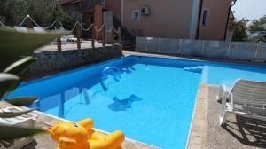 Der Swimmingpool an oder in der Nähe von Apartments Kirinčić