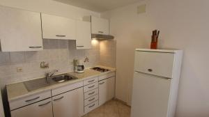 Küche/Küchenzeile in der Unterkunft Apartments Kirinčić