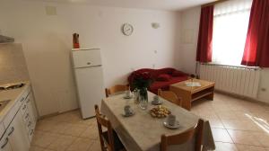 Küche/Küchenzeile in der Unterkunft Apartments Kirinčić