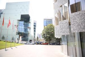 vistas a una calle de la ciudad con edificios en Maritim Hotel Plaza Tirana en Tirana