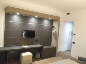 łazienka z umywalką i lustrem w obiekcie Hotel Al Cason w Padwie