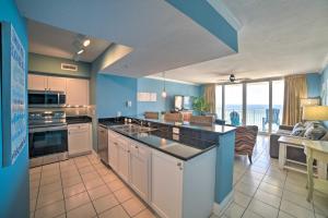 Köök või kööginurk majutusasutuses Spectacular Oceanfront Emerald Beach Resort Condo