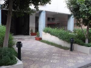 un patio de un edificio con columnas y plantas en One-Bedroom Apartment at El Maali Street, en El Cairo