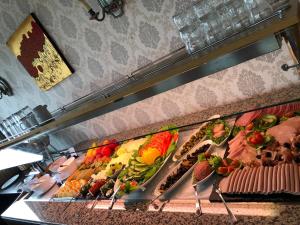 ein Buffet mit verschiedenen Obst- und Gemüsearten in der Unterkunft Strand Hotel Nordsee, Hotel Deichläufer in Tossens