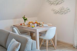 - une table avec de la nourriture dans le salon dans l'établissement Haus am Strand Ferienwohnung Haus am Strand 2, à Zingst