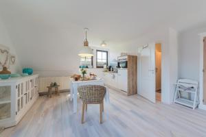 Kuchyň nebo kuchyňský kout v ubytování Haus am Strand Ferienwohnung Haus am Strand 5