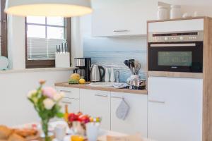 Kuchyň nebo kuchyňský kout v ubytování Haus am Strand Ferienwohnung Haus am Strand 5