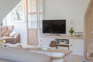 TV a/nebo společenská místnost v ubytování Haus am Strand Ferienwohnung Haus am Strand 3