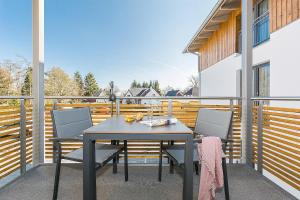 a patio with a table and chairs on a balcony at Apartmenthaus Am Park Am Park 29 in Prerow