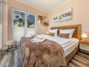 A bed or beds in a room at Haus Ostseewind - Strandwiese Zingst Suite Windböe - Ferienanlage Strandwiese