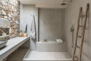 A bathroom at Verina Astra
