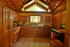 Kitchen o kitchenette sa Casa Mirador Private and Cozy house Walking distance from Restaurants and Attractions