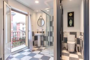 Koupelna v ubytování Apartamento KUIA con vistas frontales a la Ría de Bilbao cerca del metro + 39 fotografií